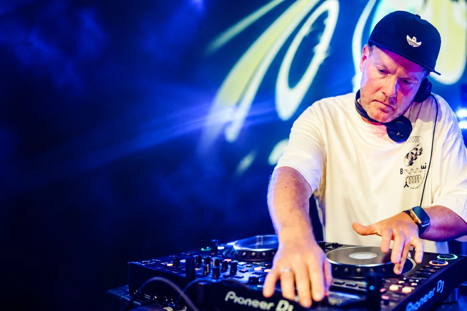 DJ Marcel Sawitzki am Pult bei einer Veranstaltung