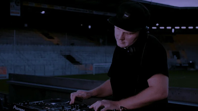 DJ Marcel Sawitzki am Pult, Aufnahme aus dem Club
